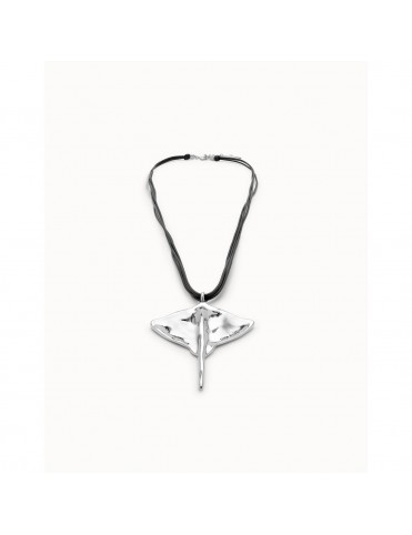 Collar UNOde50 Ser Majestuosa de Cuero Negro con Mantarraya Bañada en Plata COL1929MTL0000U