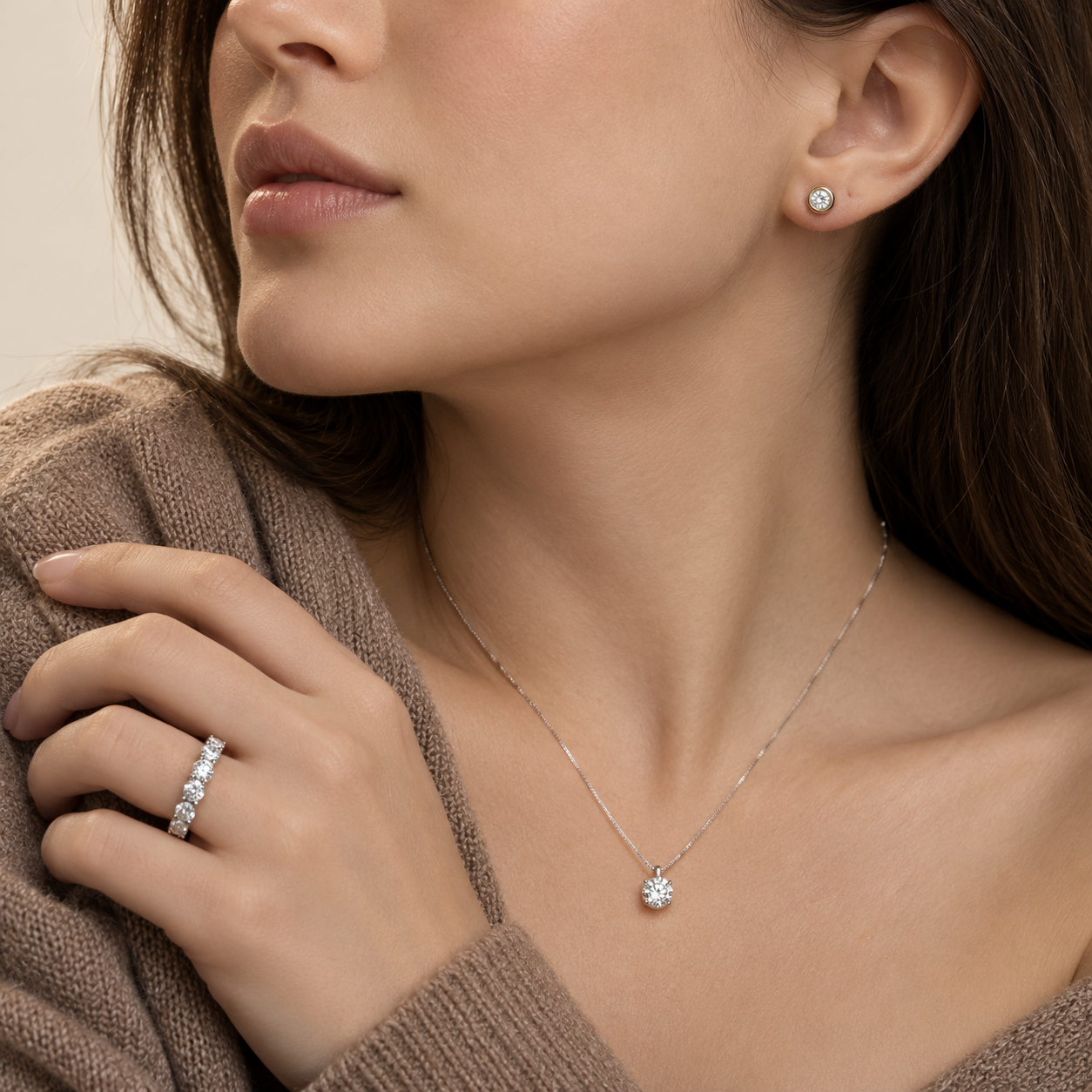 Modelo con pendientes, anillo y colgante de diamantes de laboratorio